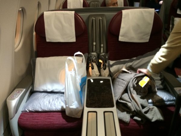 カタール航空ビジネスクラス搭乗記～座席・アメニティ・機内食 